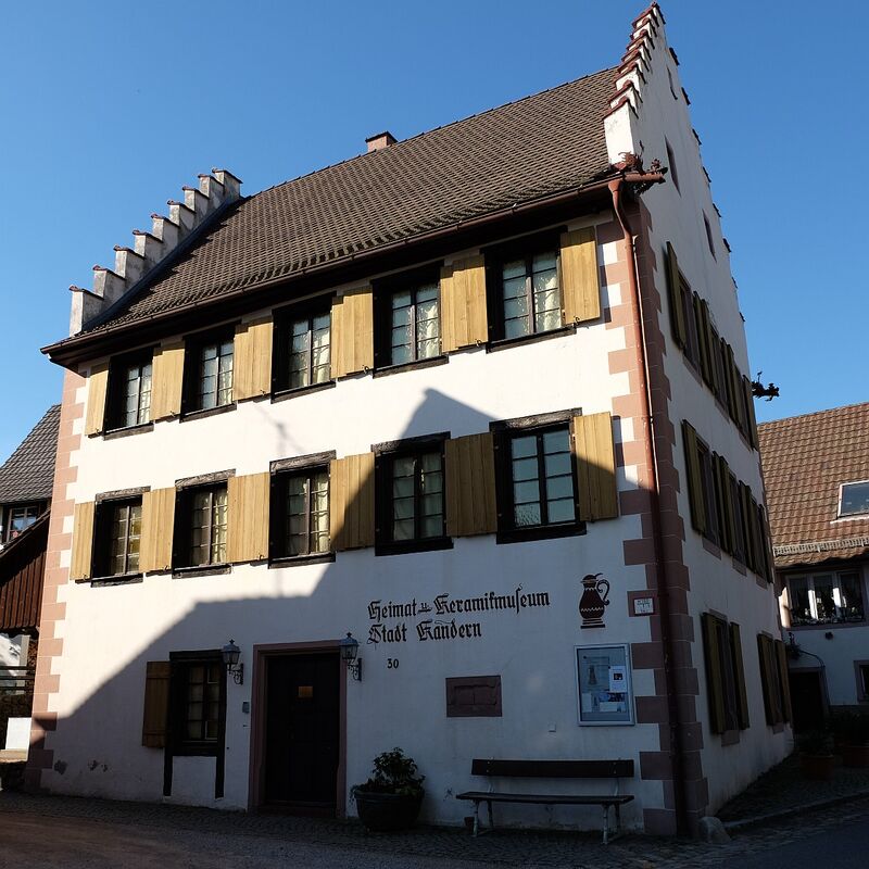 Heimat- und Keramikmuseum der Stadt Kandern mit Blick zur Evangelischen Stadtkirche · Foto © Achim Hohlfeld. 2017