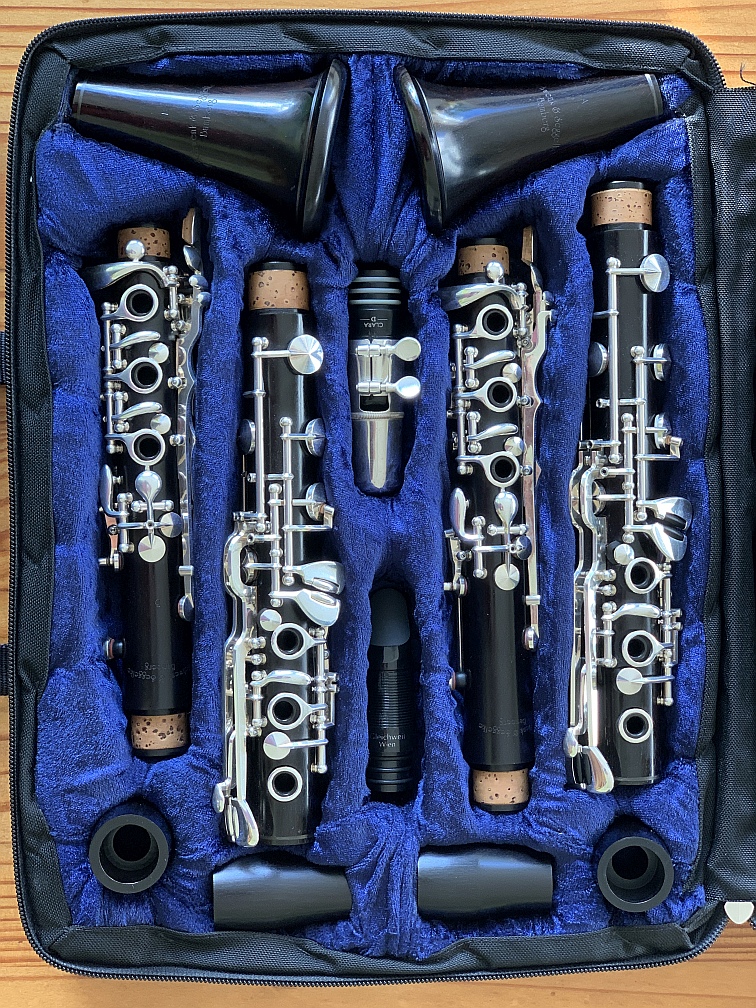 Ein Satz Reiseklarinetten nach der Rückkehr im neuen Zuhause.